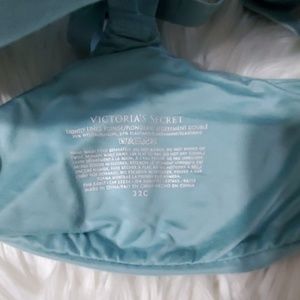 Victoria's Secret Intimates & Sleepwear - Victoria's secret lightly lined plunge bra 32C Victoria's Secret Intimates & Sleepwear - Victoria's secret lightly lined plunge bra 32C